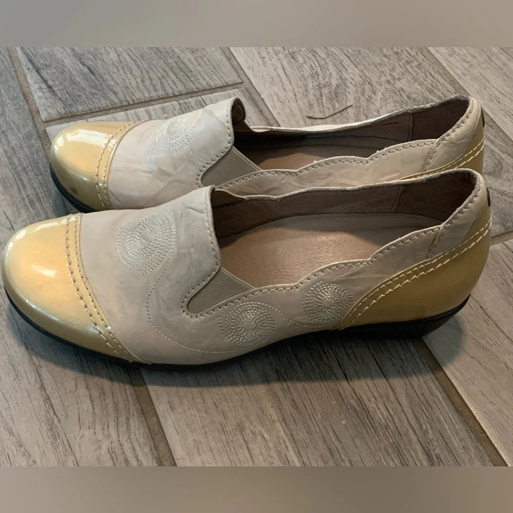 Dromedaris Slip-on Shoe, Cream with Gold, Size 38
